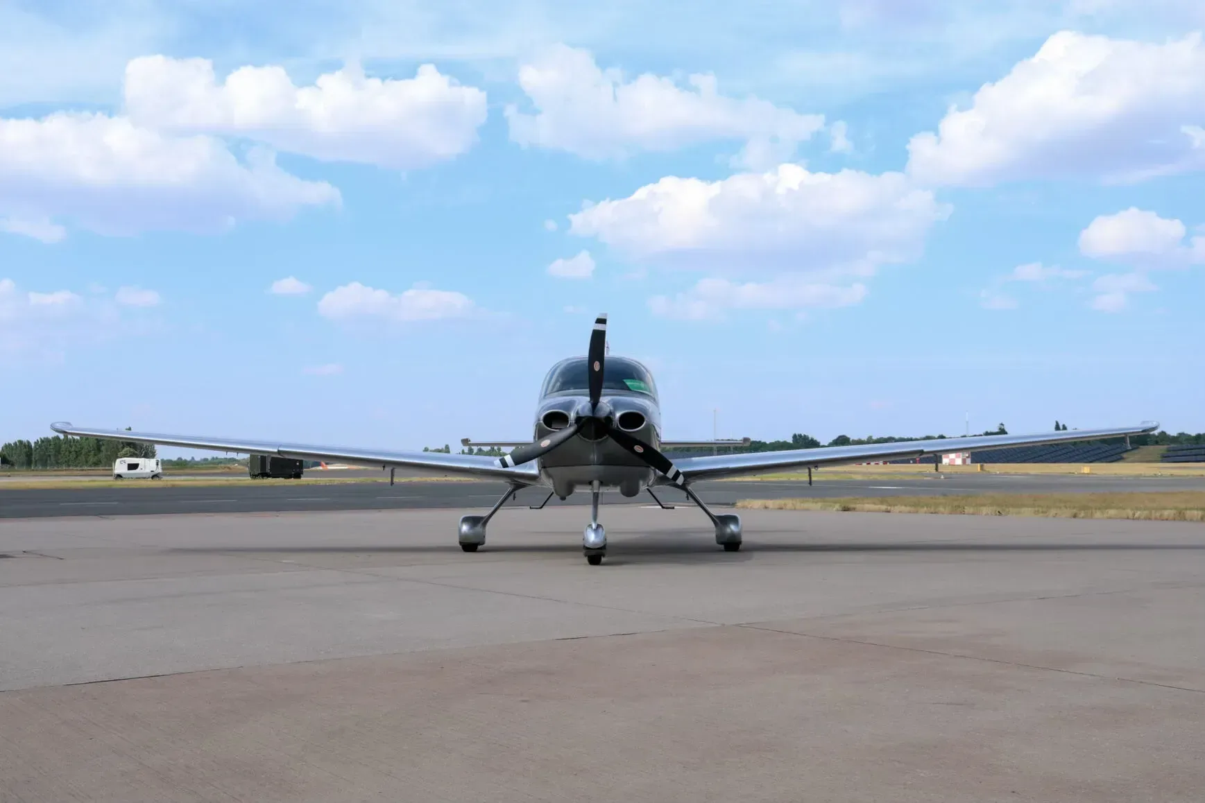 Exterior view of a 2025 Cirrus.