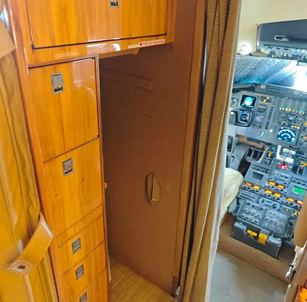 Cockpit and instrument panel of a 1985 Bombardier Challenger 601-3A.