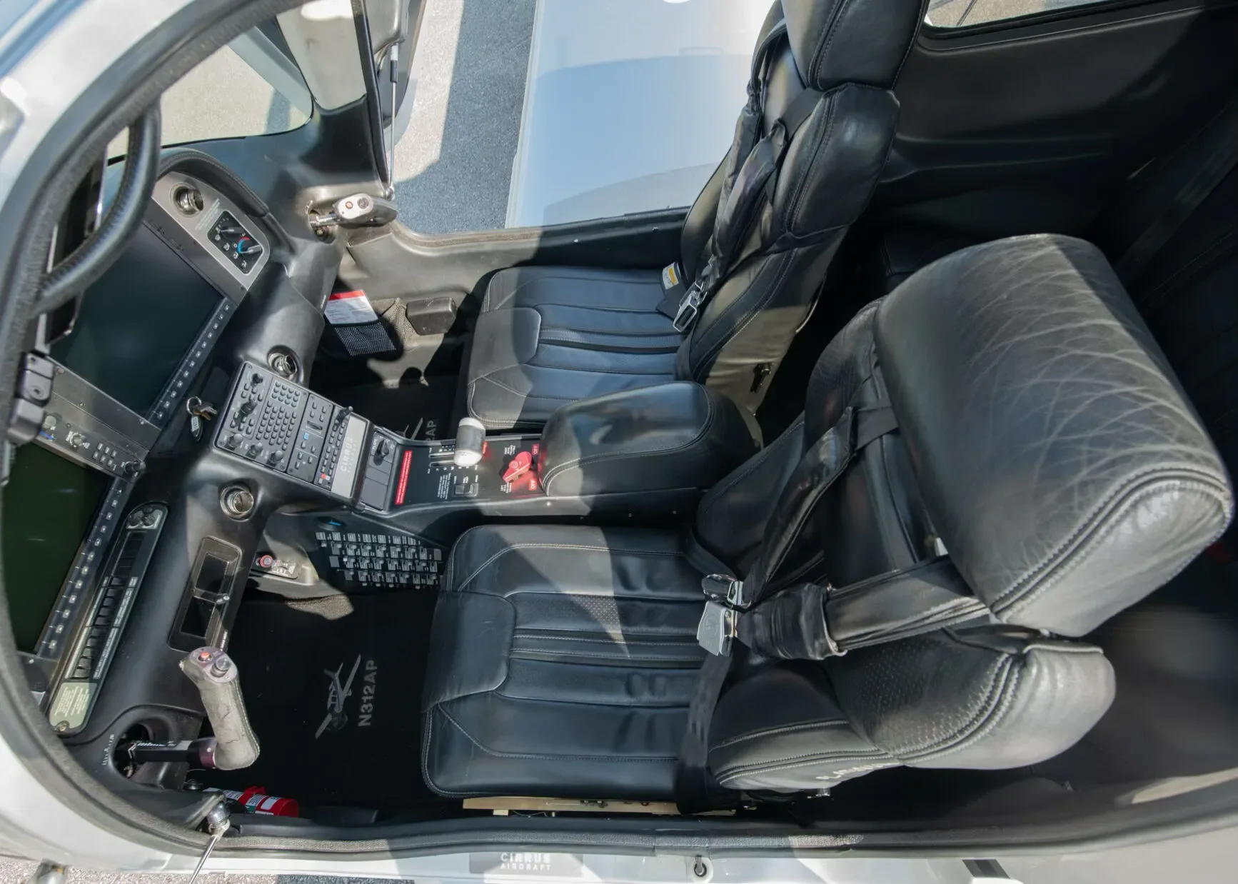 Cabin interior of a 2005 Cirrus SR22-G2.