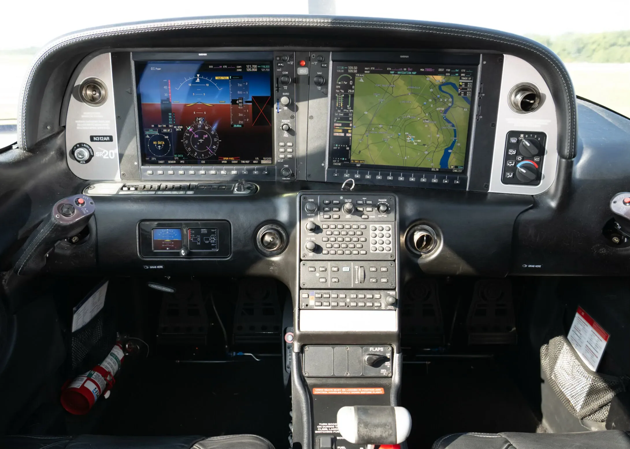Cockpit and instrument panel of a 2005 Cirrus SR22-G2.