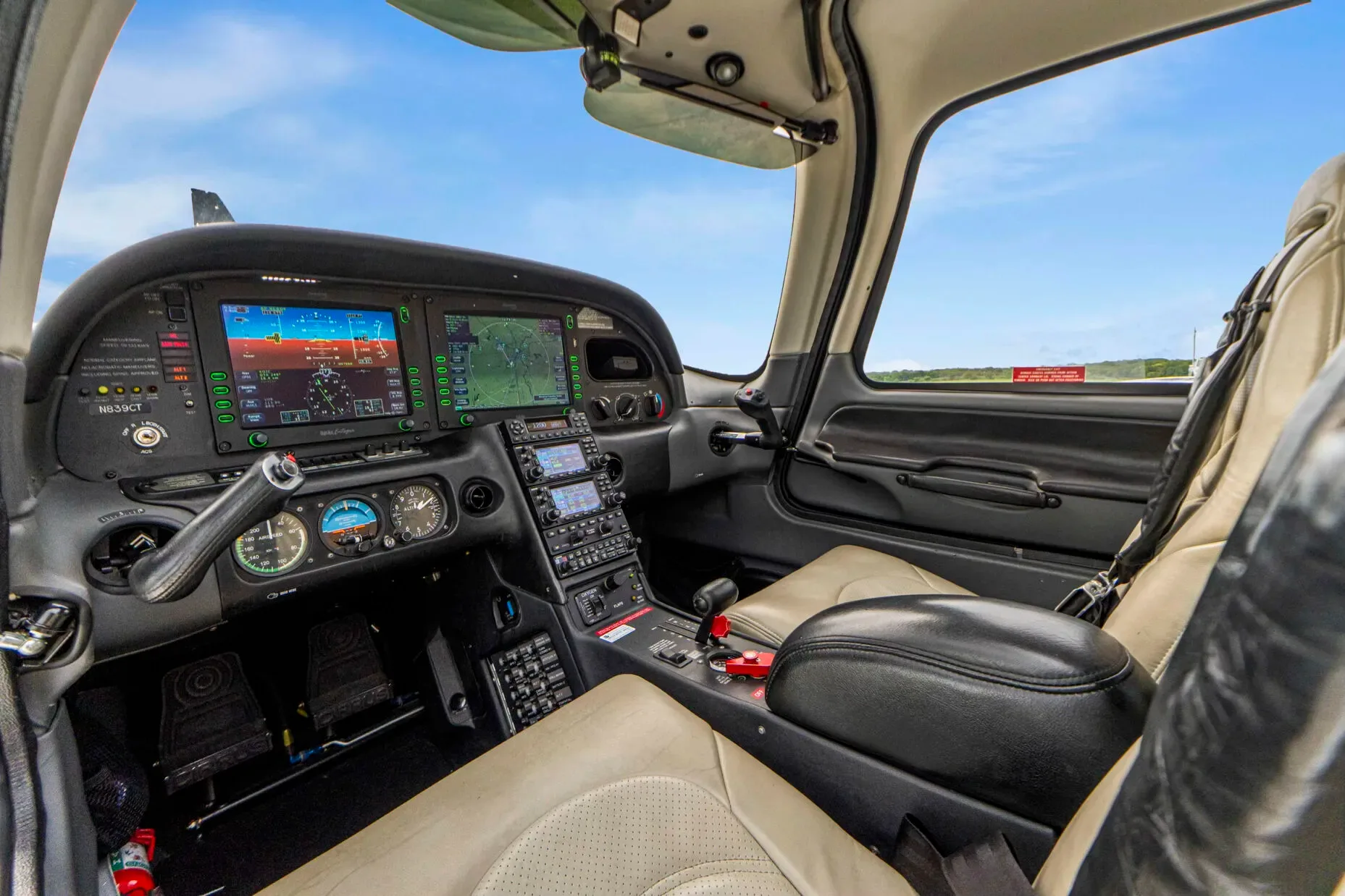 Avionics suite of a 2011 Cirrus SR22 G3 Turbo.