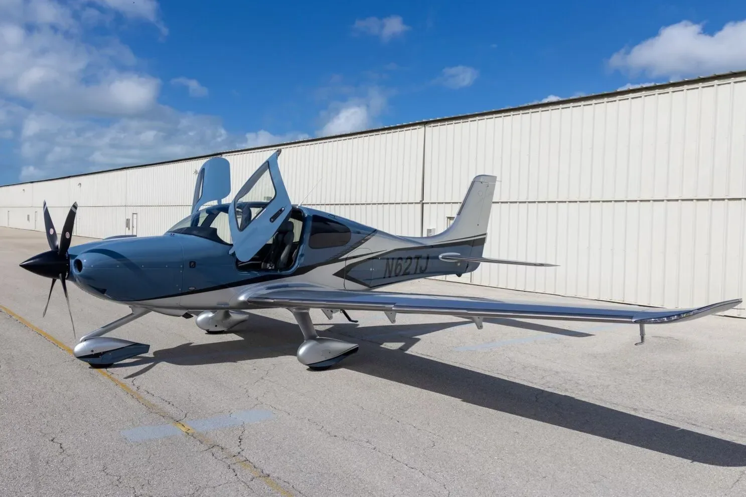 Exterior view of a 2024 Cirrus SR22T G7 GTS, N62TJ.