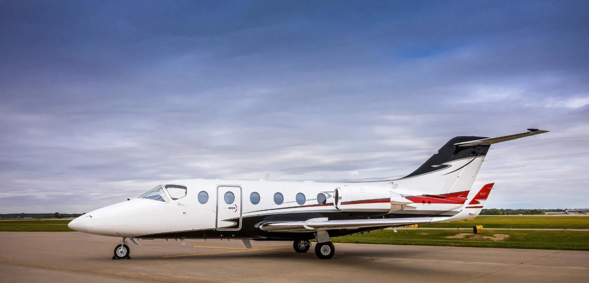 Exterior view of a 2000 Beechcraft BEECHJET 400A.