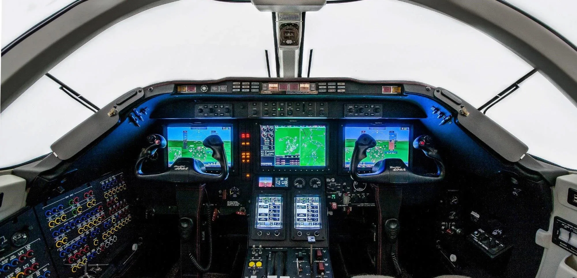 Cockpit and instrument panel of a 2000 Beechcraft BEECHJET 400A.