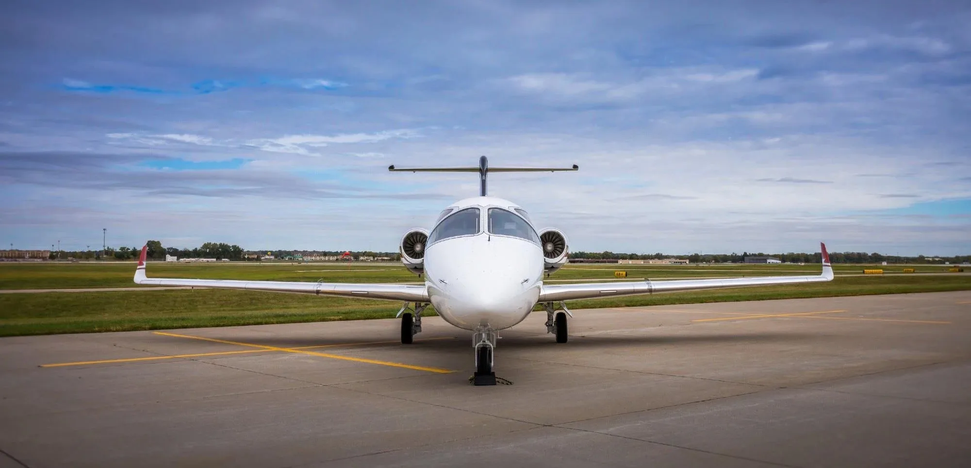 Exterior view of a 2000 Beechcraft BEECHJET 400A.