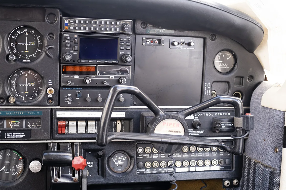 Avionics suite of a 1973 Piper PA-28-140.