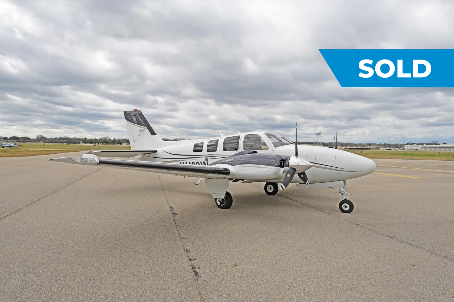 Exterior view of a 1997 Beechcraft 58, N1129W.