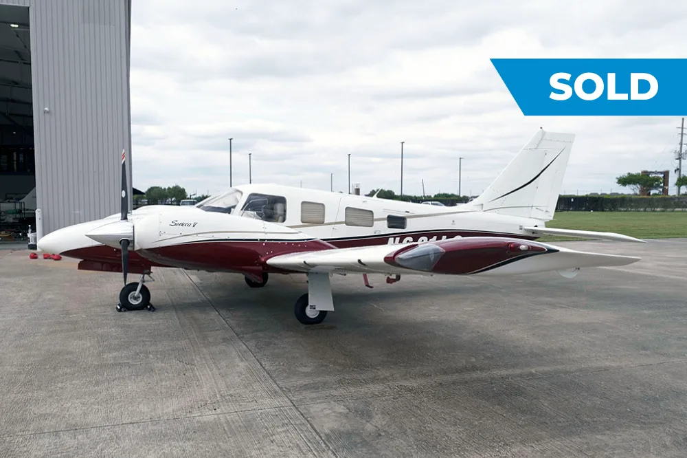 Exterior view of a 2003 Piper Seneca V, N621LG.