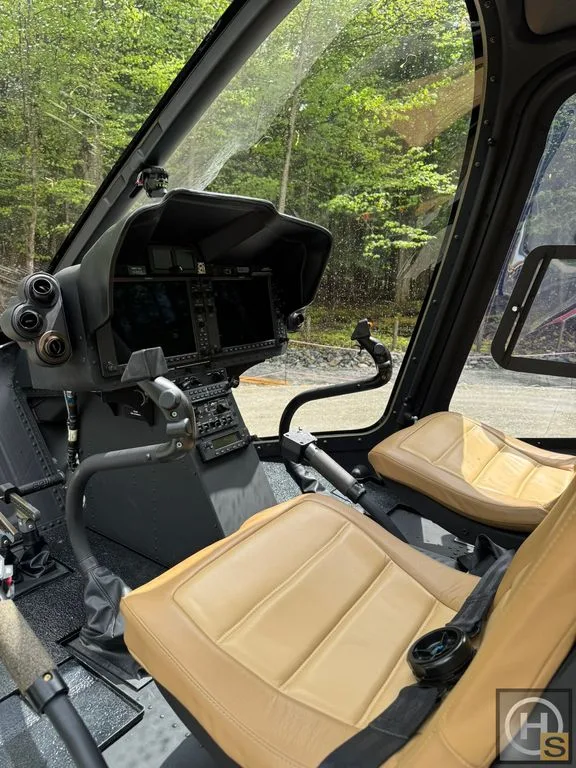 Cockpit and instrument panel of a 2021 Bell 505 – December 2021 –.