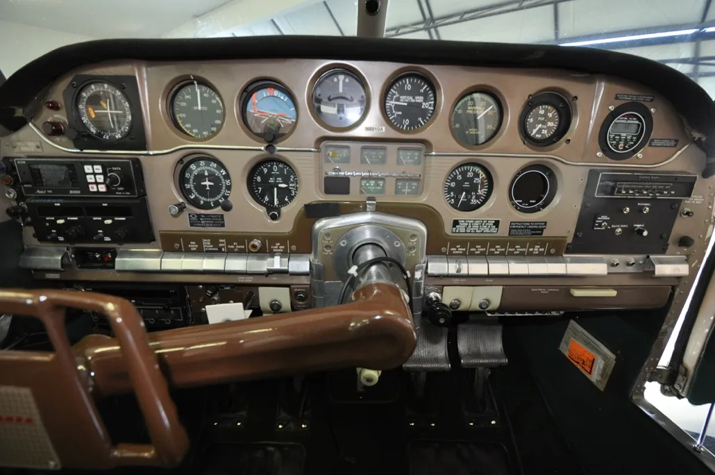 Cockpit and instrument panel of a 1950 Beechcraft B35.