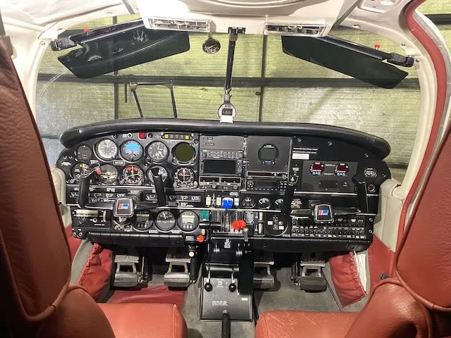 Cockpit and instrument panel of a 1978 Piper Seneca II PA-34-200T.
