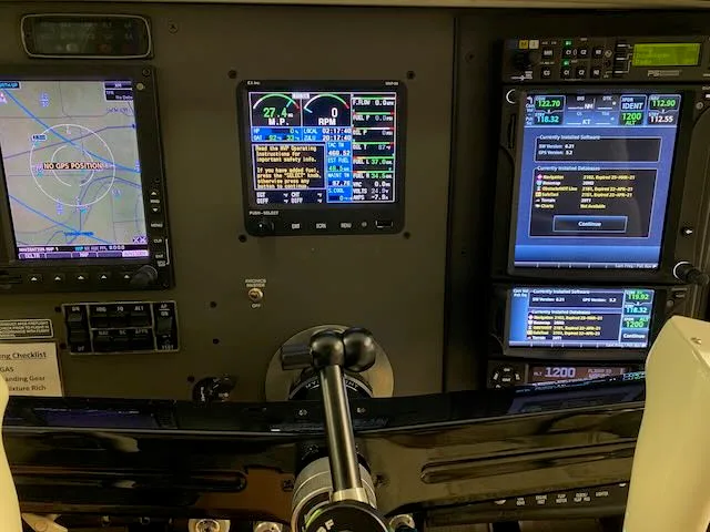 Avionics suite of a 1981 Beechcraft F33A Bonanza.