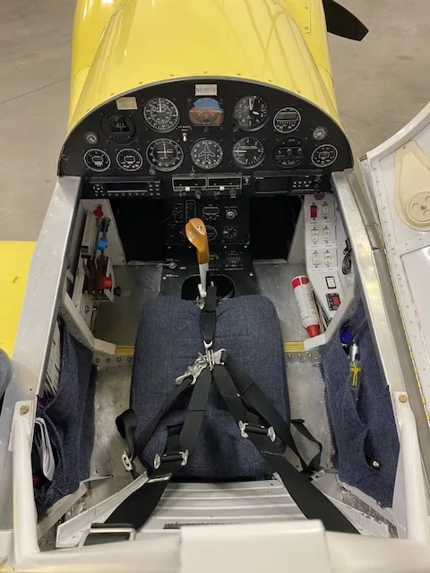 Cockpit and instrument panel of a 1991 Vans (A&P Built Sieberts John Craig).