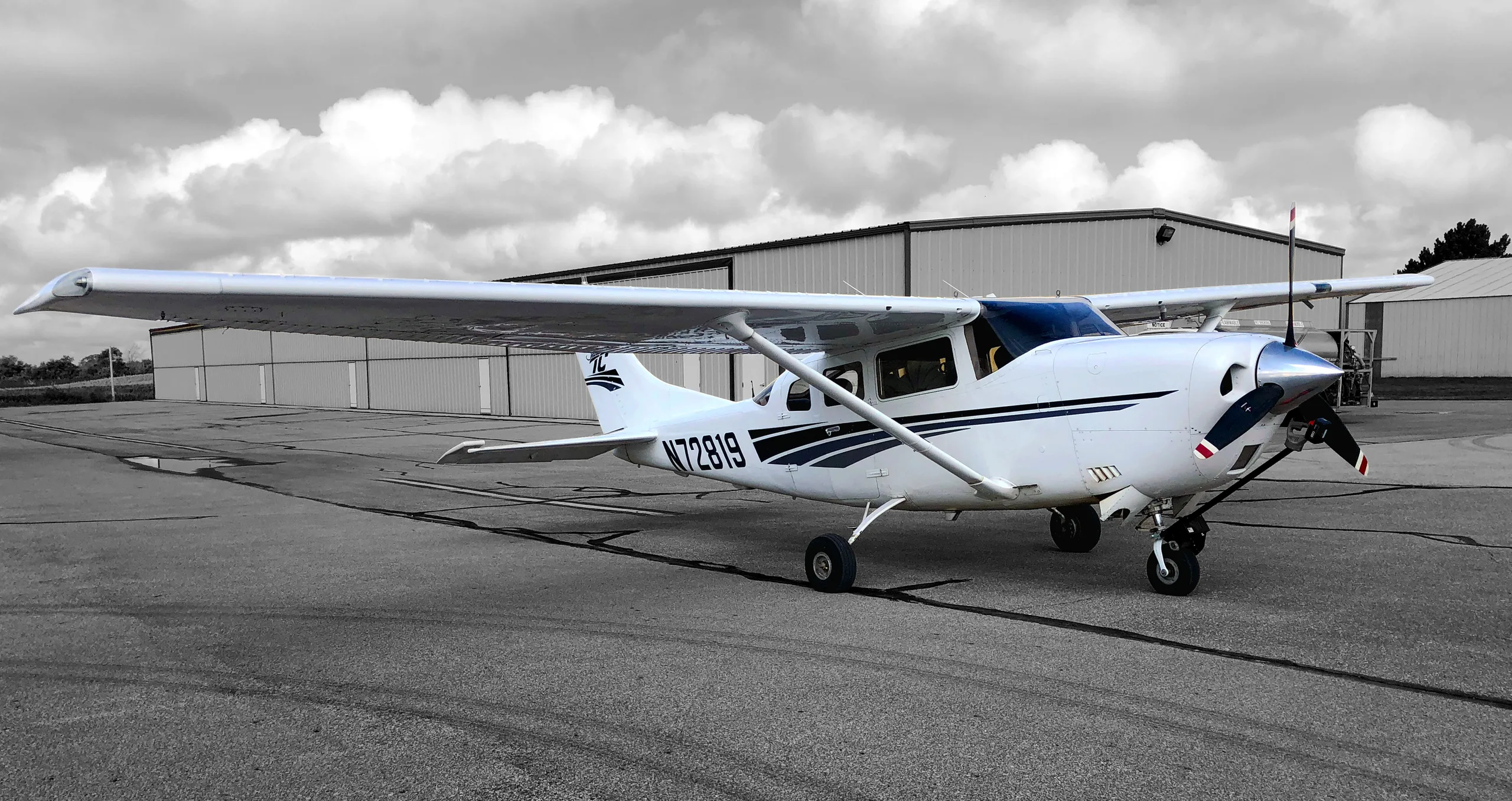 Exterior view of a 2000 Cessna T206H, N72819.