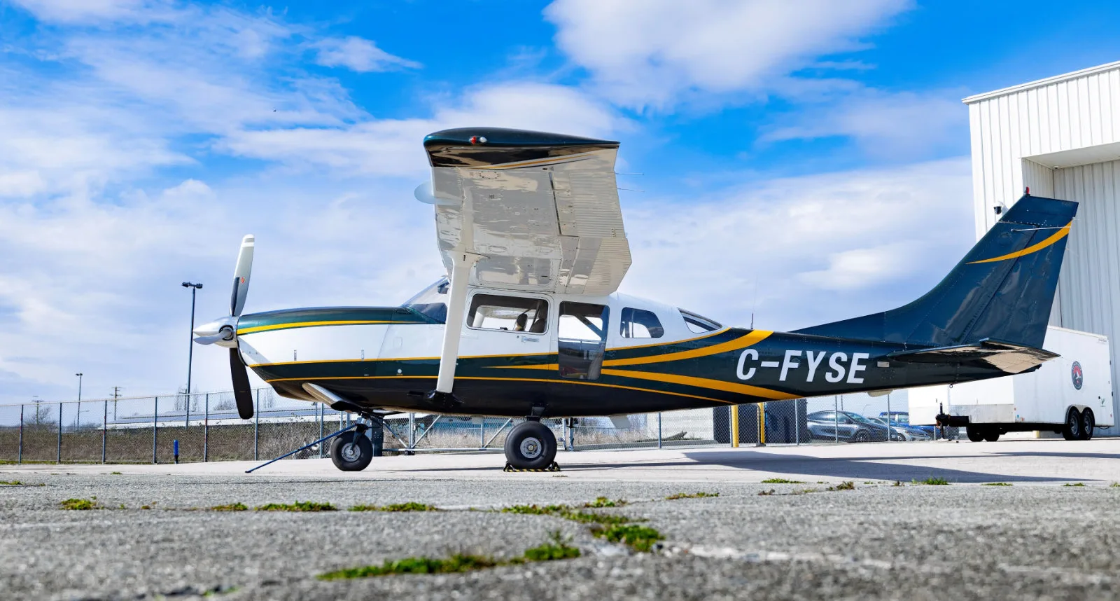 Exterior view of a 1999 Cessna 206 | Hopkinson Luxury Aircraft Sales, C-FYSE.