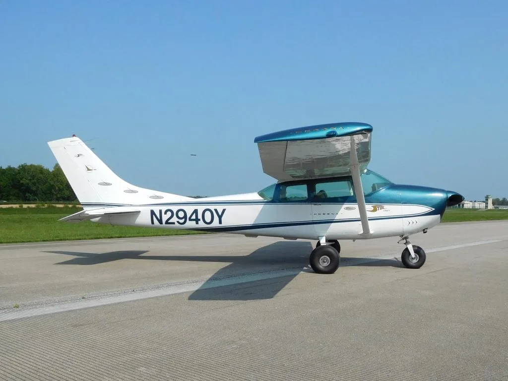 Exterior view of a 1962 Cessna 182 - N2940Y Aircraft.
