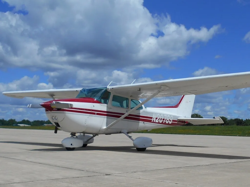 Exterior view of a 1975 Cessna 172 - N20789 Aircraft.