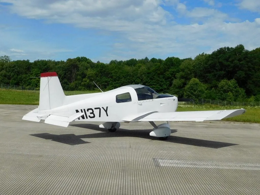 Exterior view of a 1978 Grumman Lynx- N137Y Aircraft.