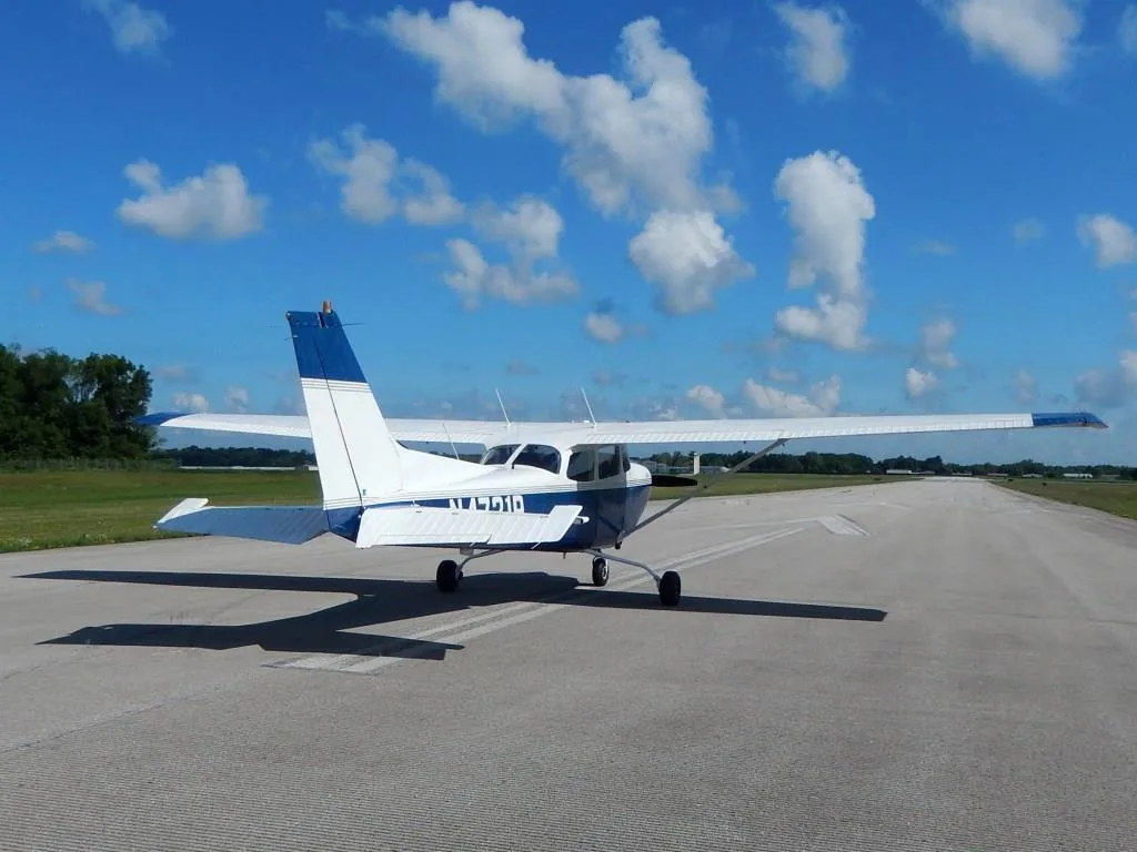 Exterior view of a 1980 Cessna 172RG- N4721R Aircraft.