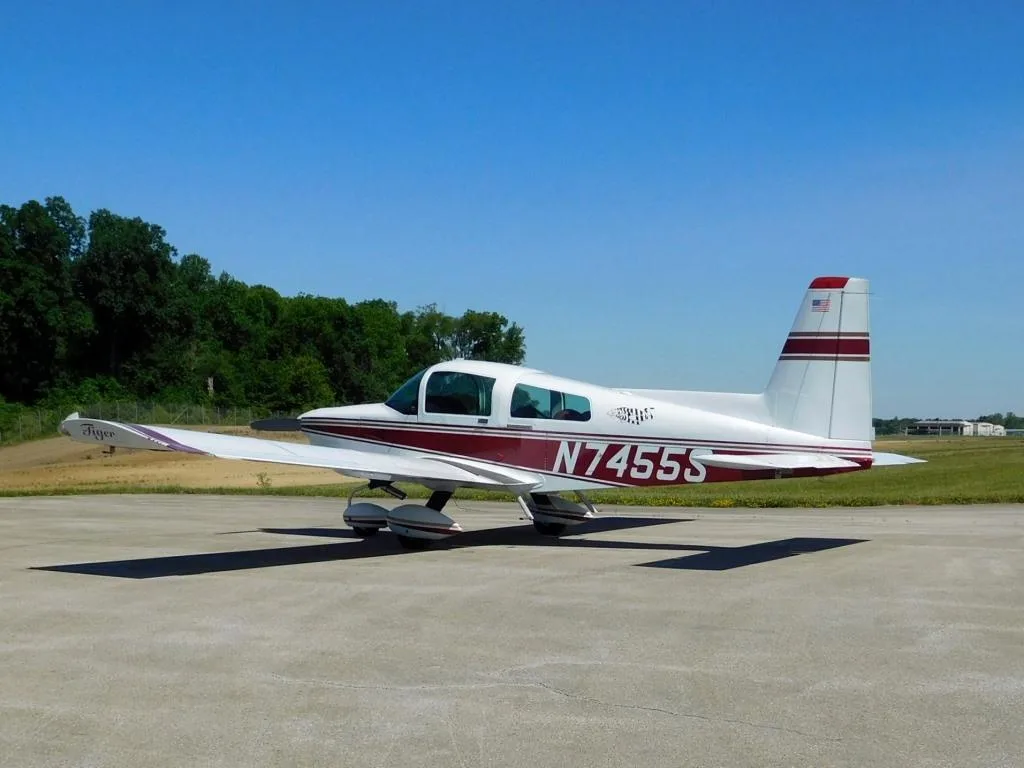 Exterior view of a 1991 Grumman Tiger - N7455S Aircraft.