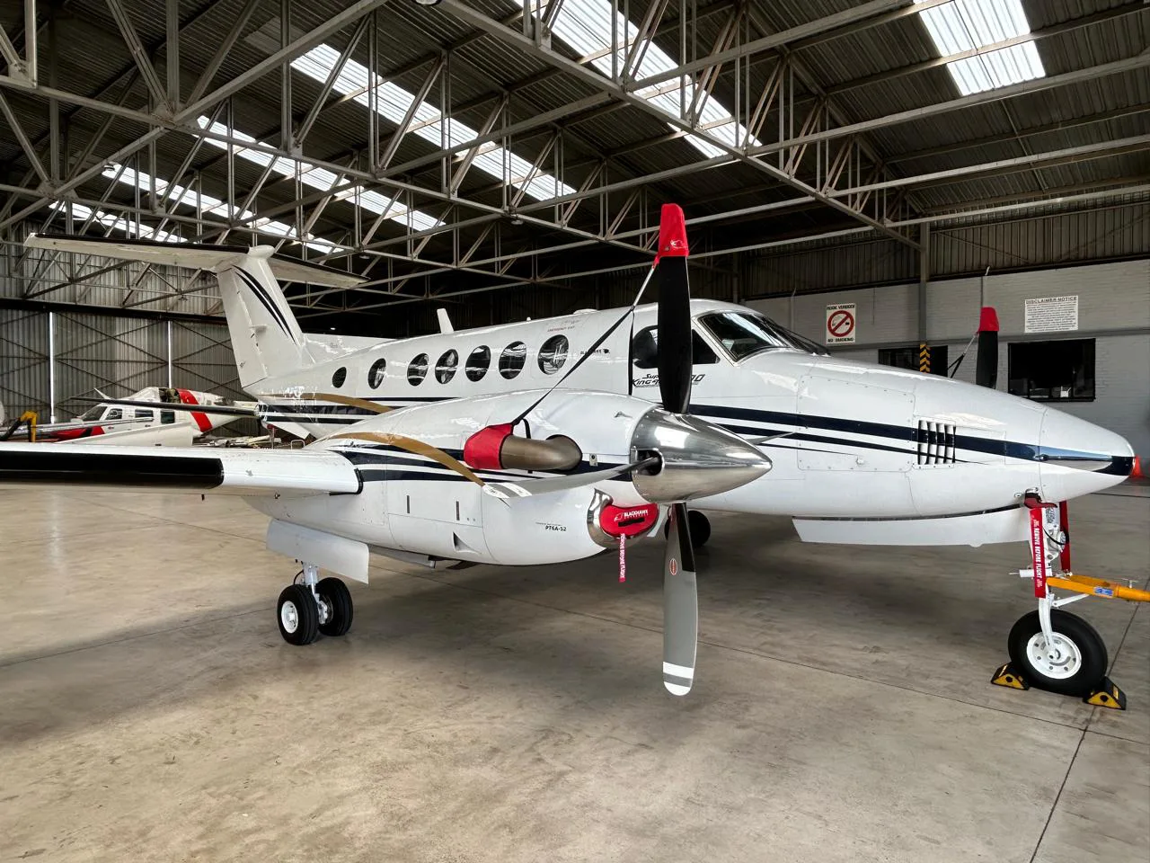 Cockpit and instrument panel of a 1998 Beechcraft Super King Air B200.