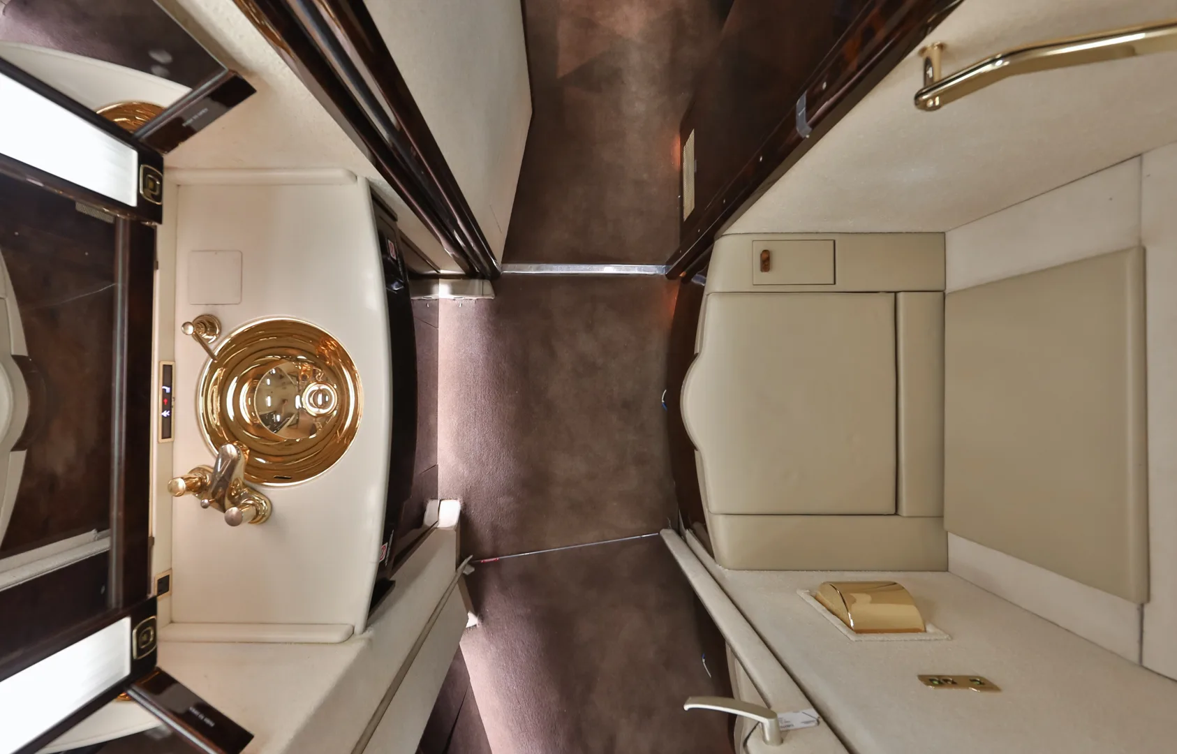 Engine detail of a 2002 Dassault Falcon 900EX.