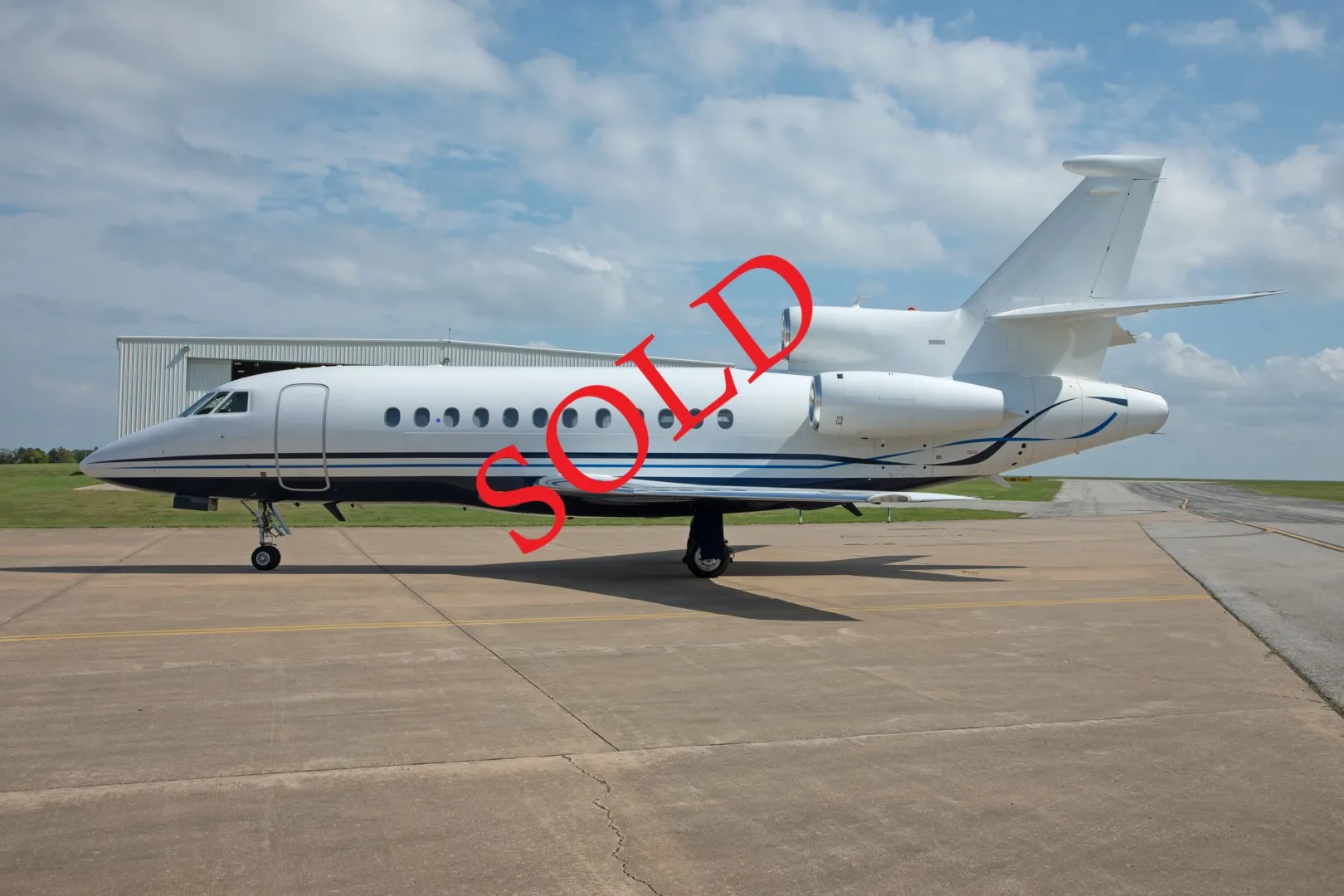 Cabin interior of a 2002 Dassault Falcon 900EX.