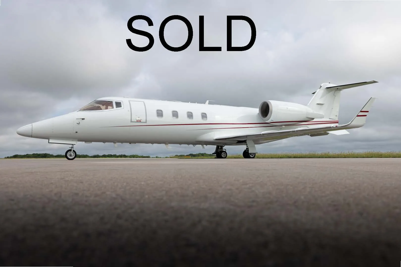 Exterior view of a 2006 Learjet 60SE, N460MC.