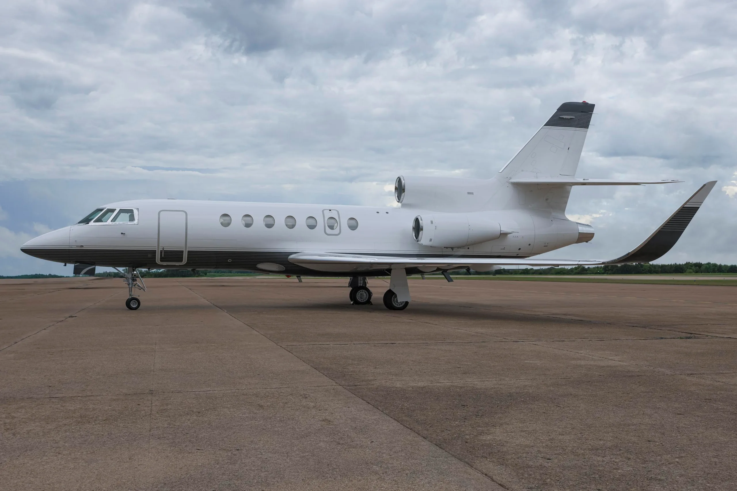 Exterior view of a 2009 Bombardier Challenger 300, N999ND.