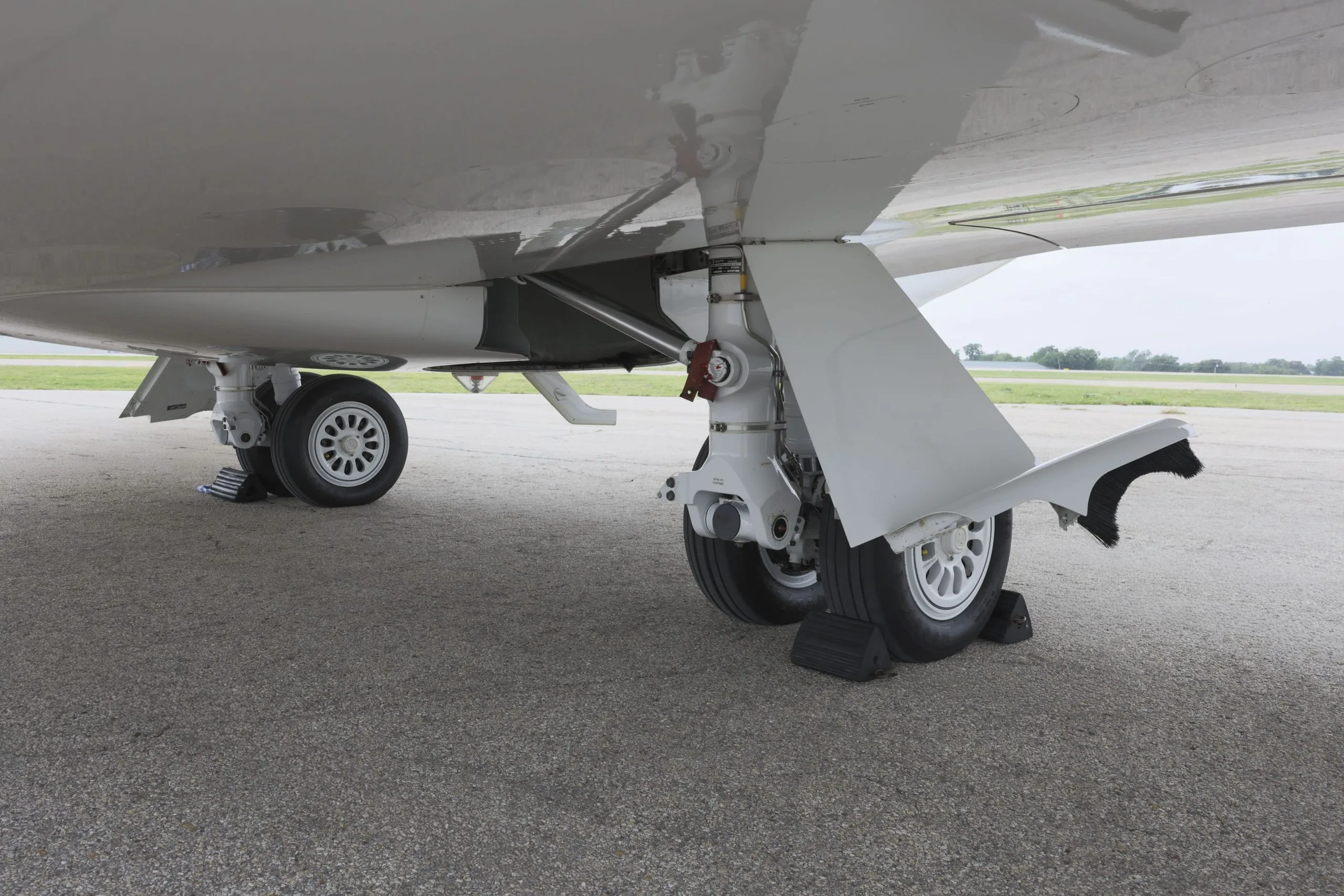 Exterior view of a 2009 Bombardier Challenger 300, N999ND.