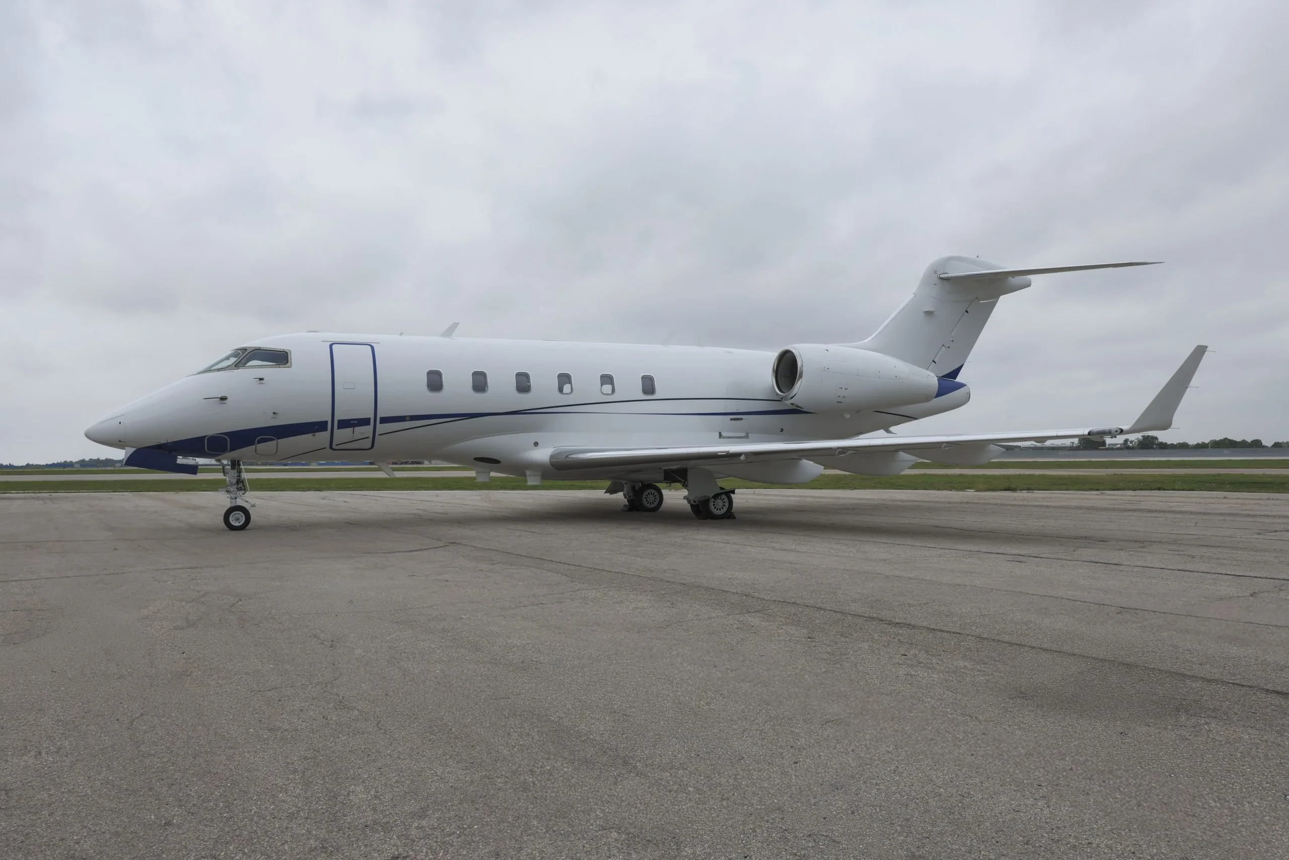 Exterior view of a 2009 Bombardier Challenger 300, N999ND.