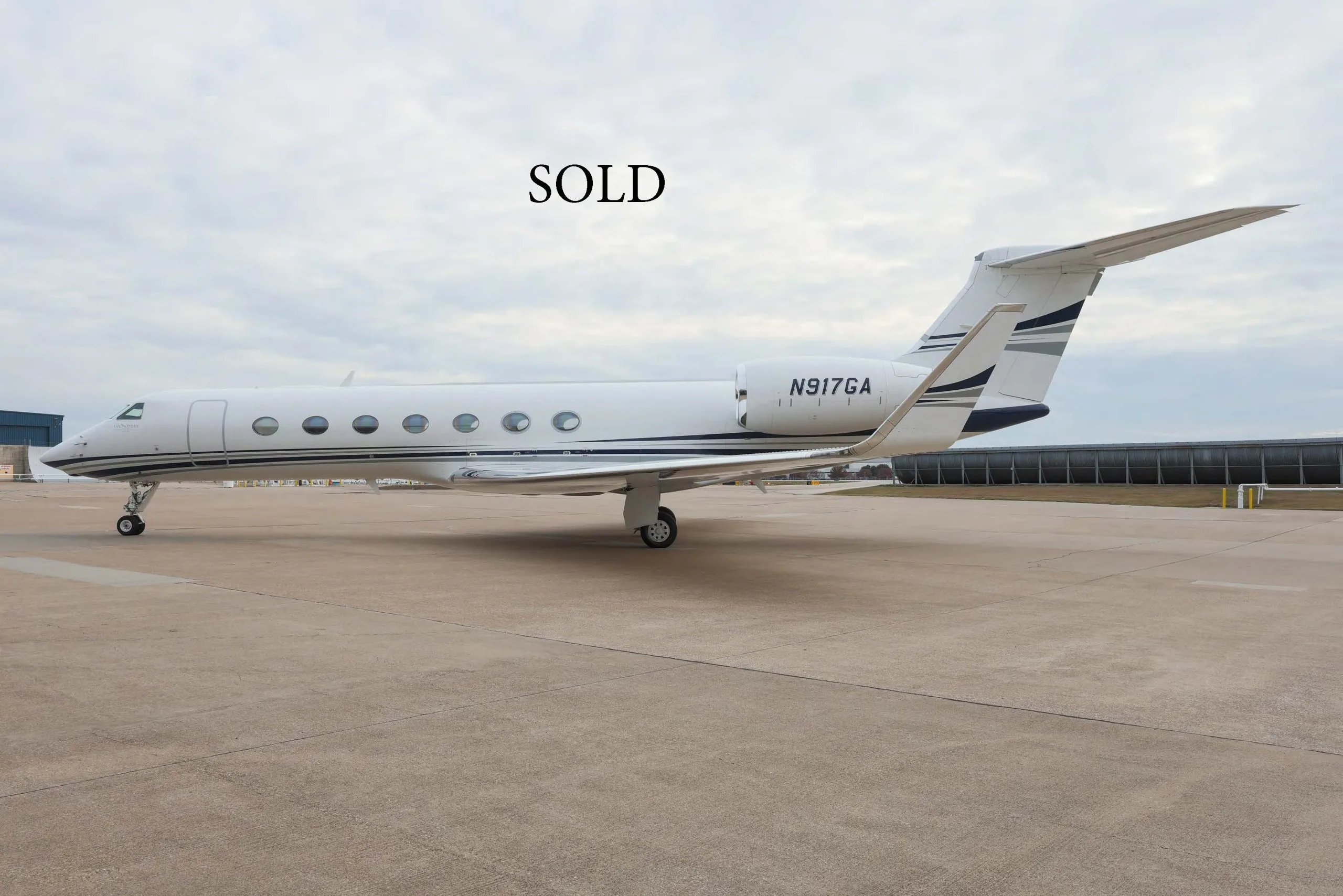 Exterior view of a 2011 Gulfstream, N917GA.