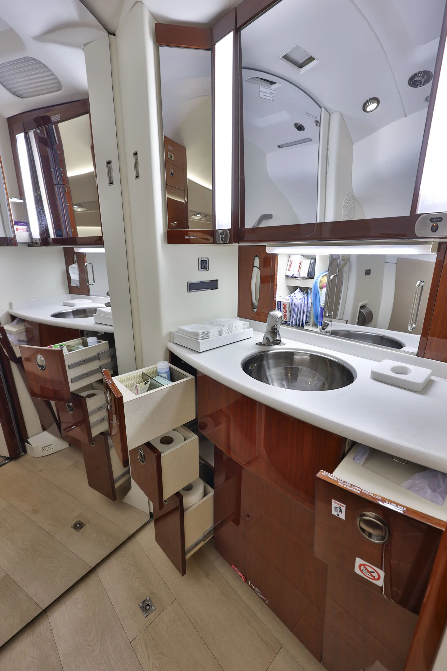 Cabin interior of a Dassault FALCON 900EX EASy.