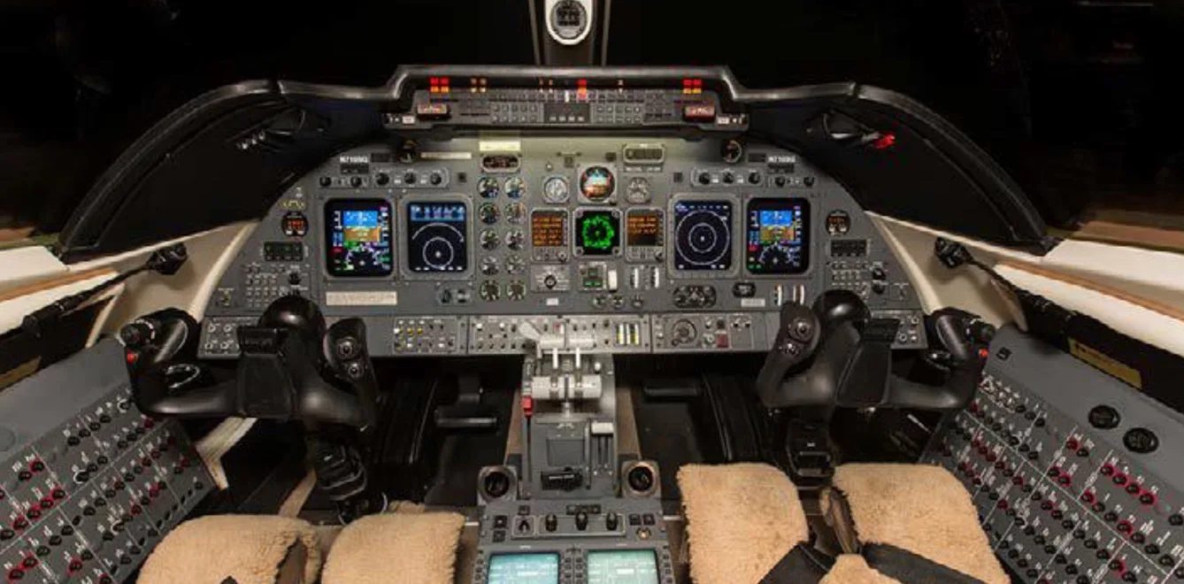 Cockpit and instrument panel of a Learjet 60 sn191.