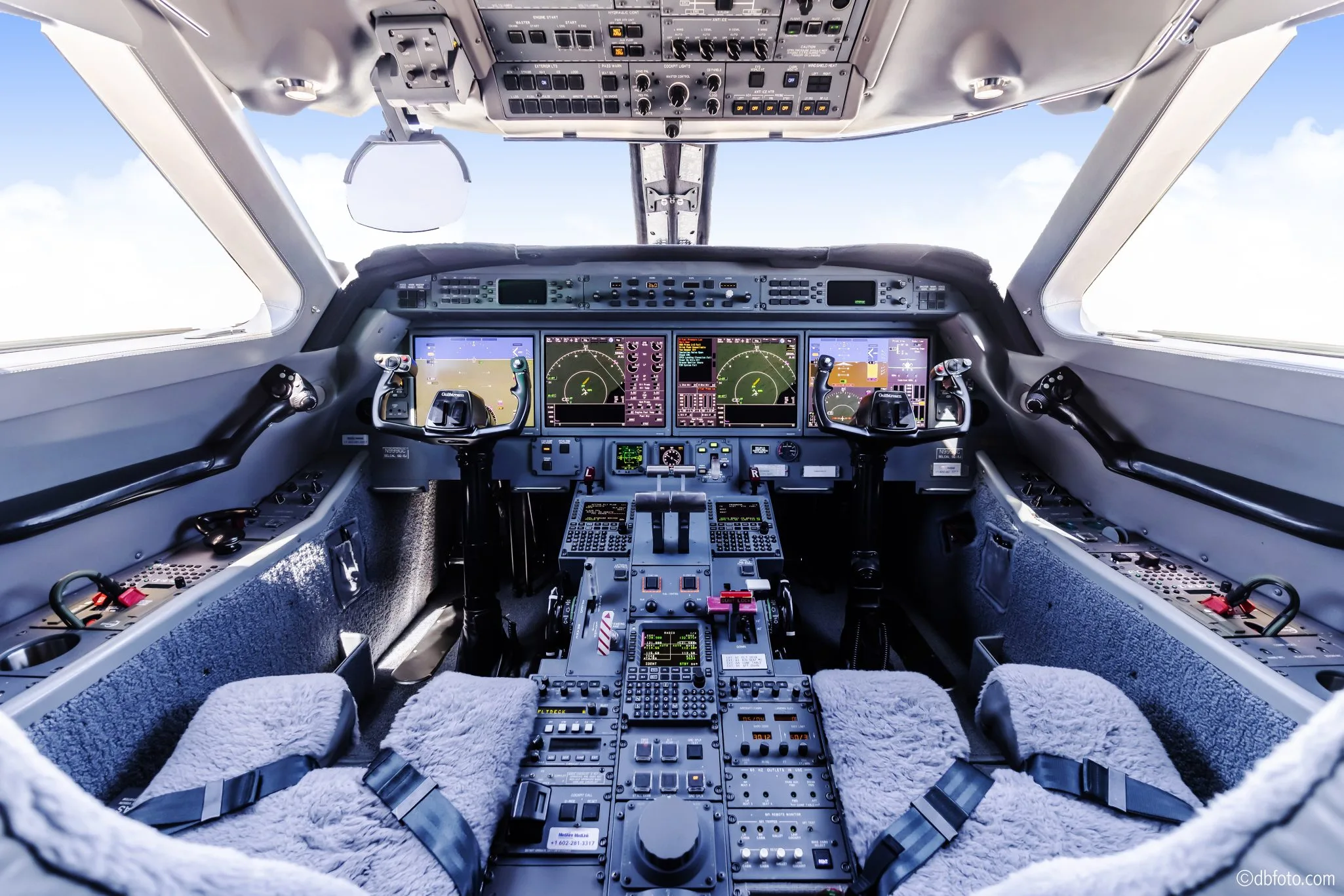 Cockpit and instrument panel of a 2009 Gulfstream G450.