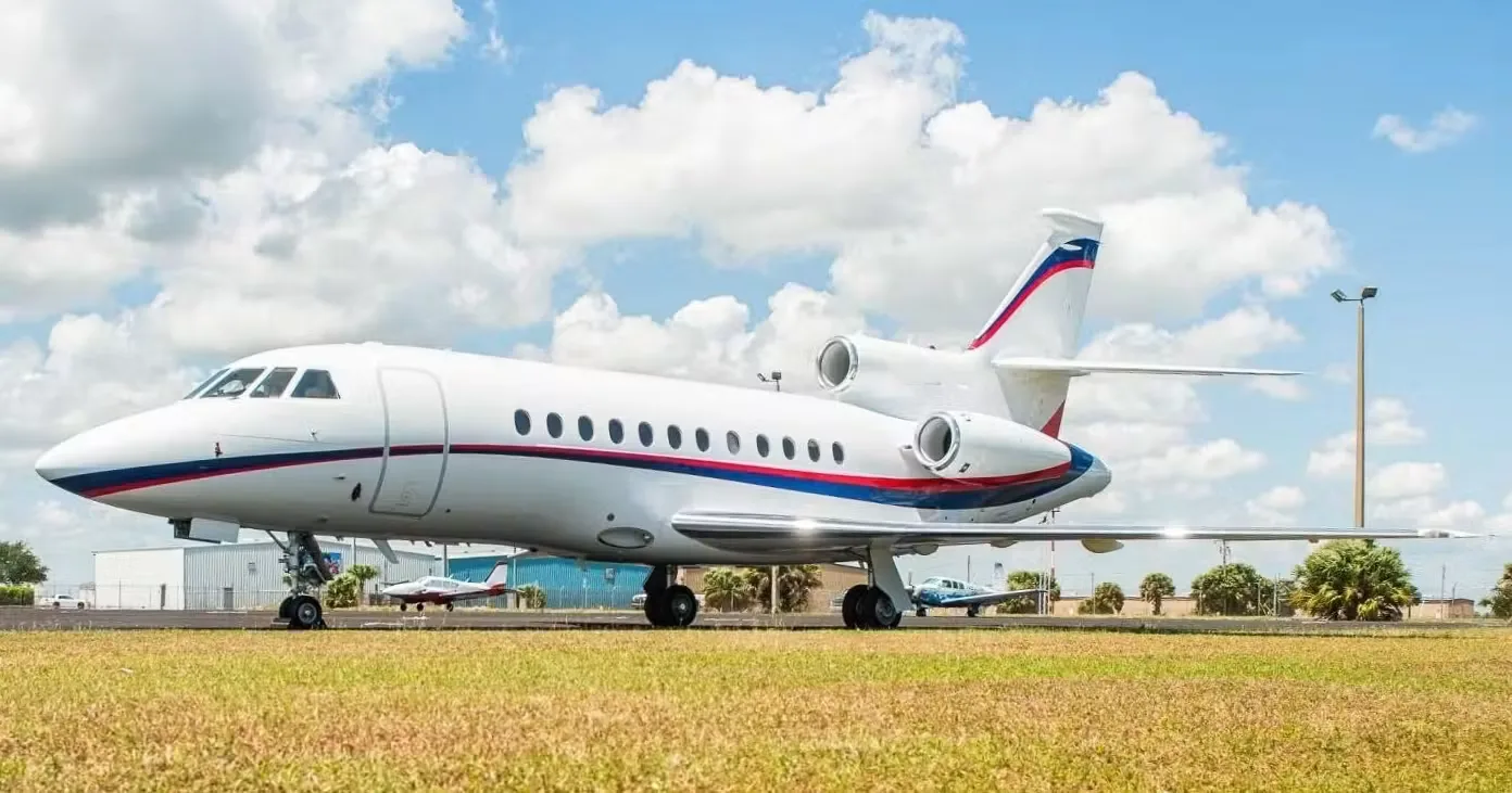 Exterior view of a 1994 Dassault Falcon 900B.