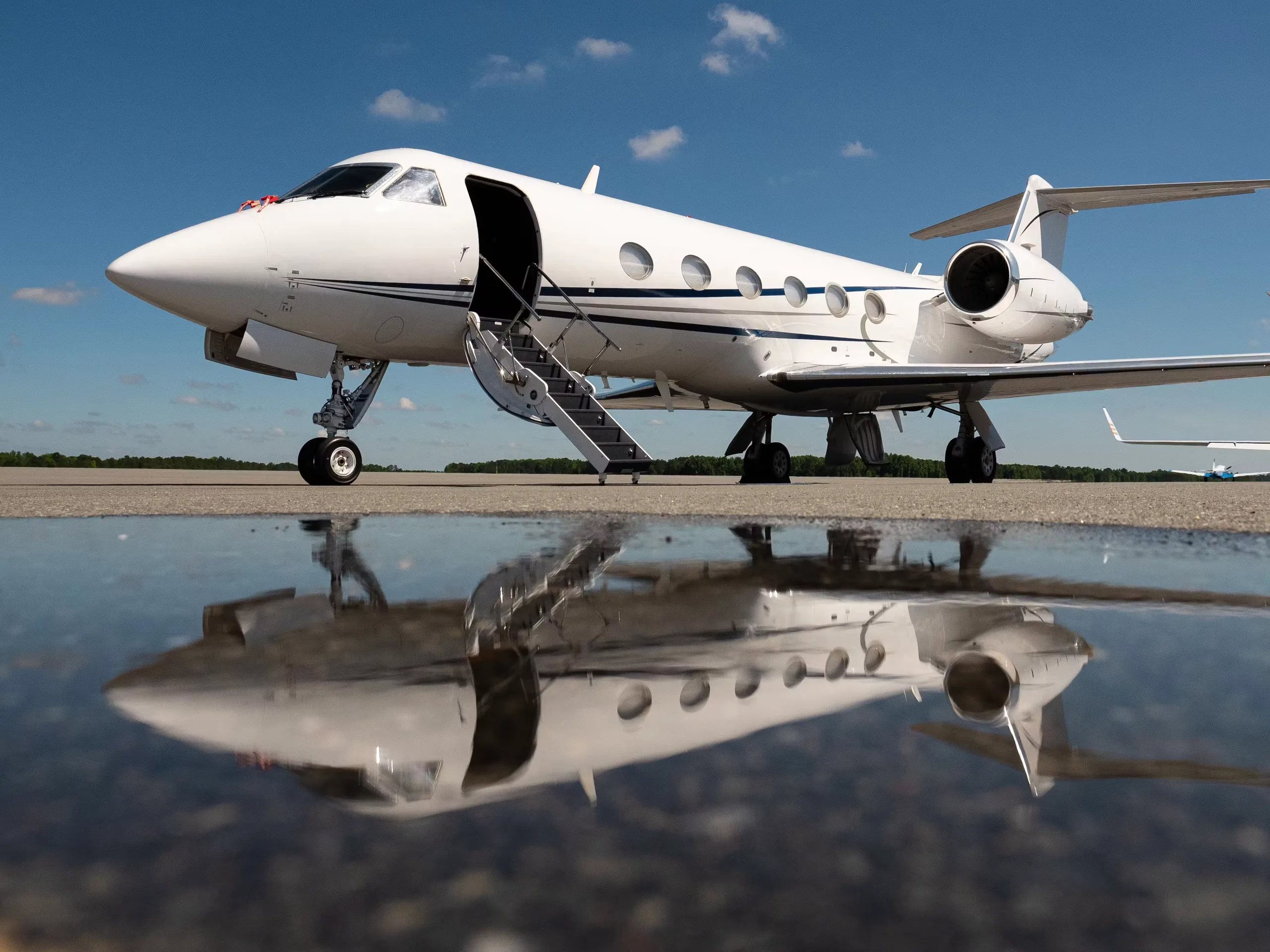 Exterior view of a 1999 Gulfstream GIV-SP.