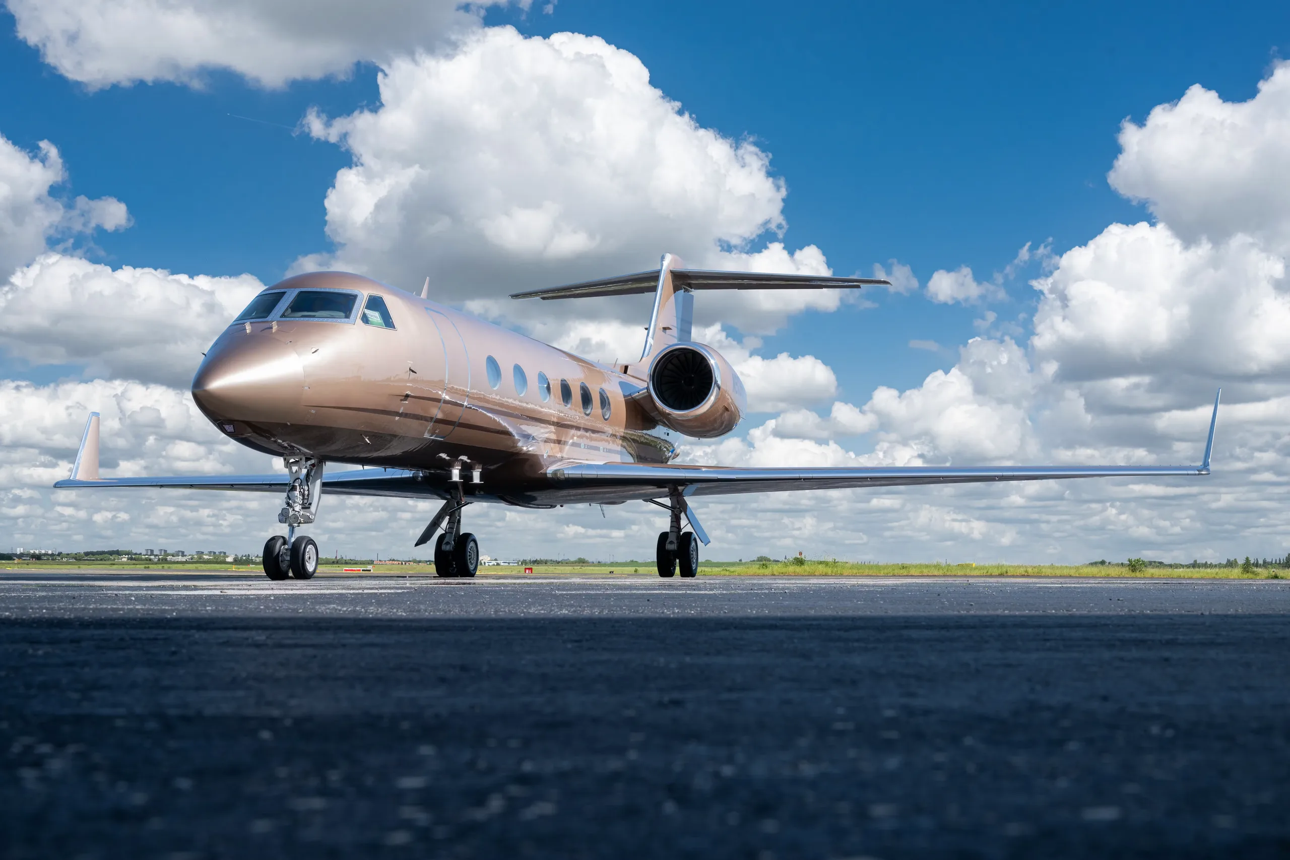 Exterior view of a 2007 Gulfstream G450.