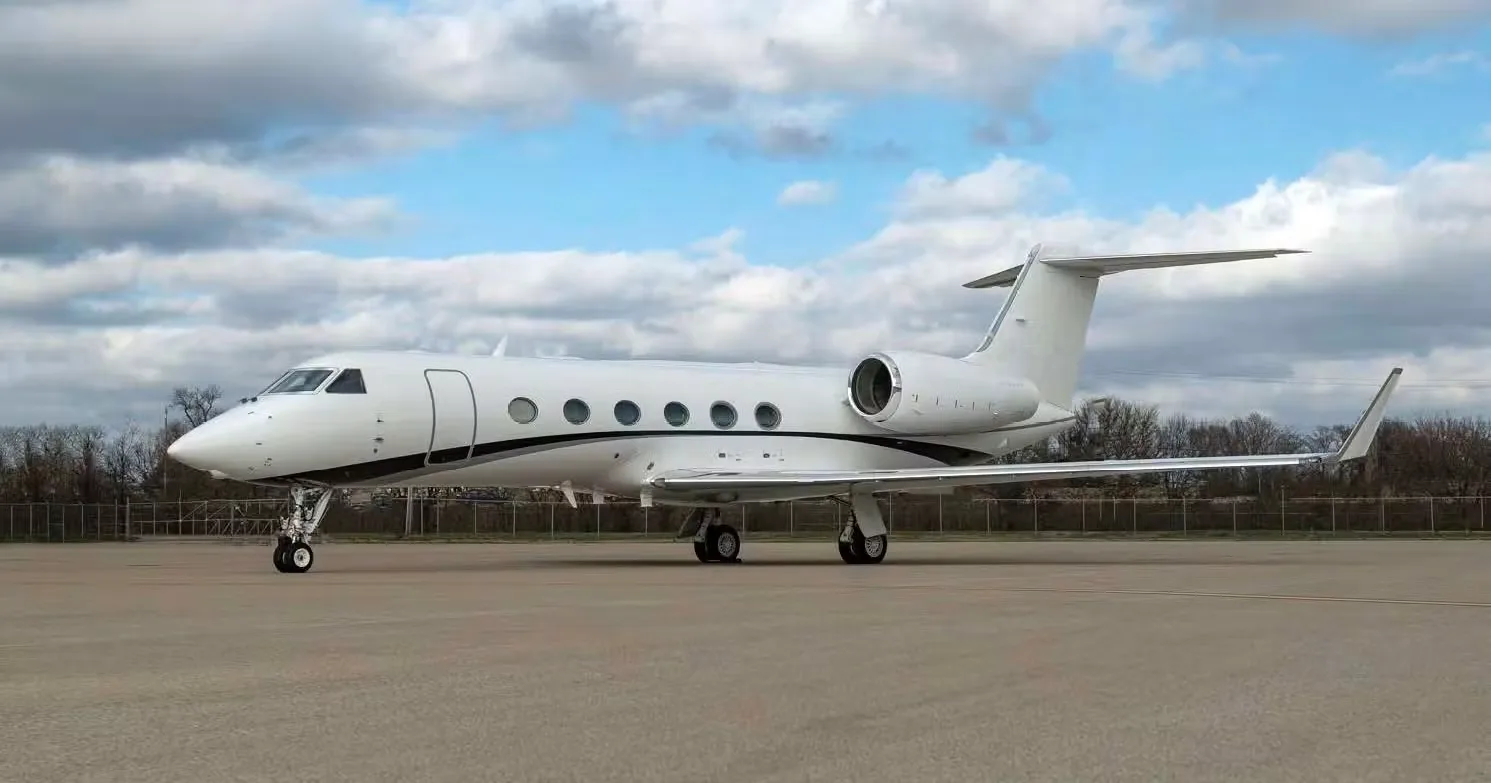 Exterior view of a 2007 Gulfstream G450.