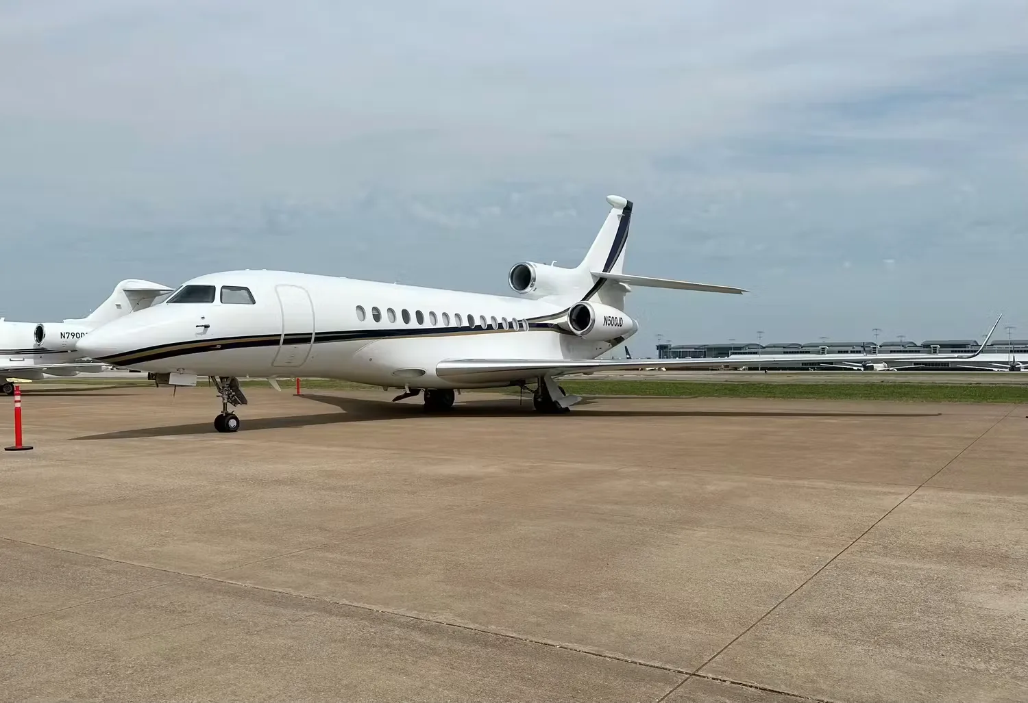 Exterior view of a 2010 Dassault Falcon 7X.