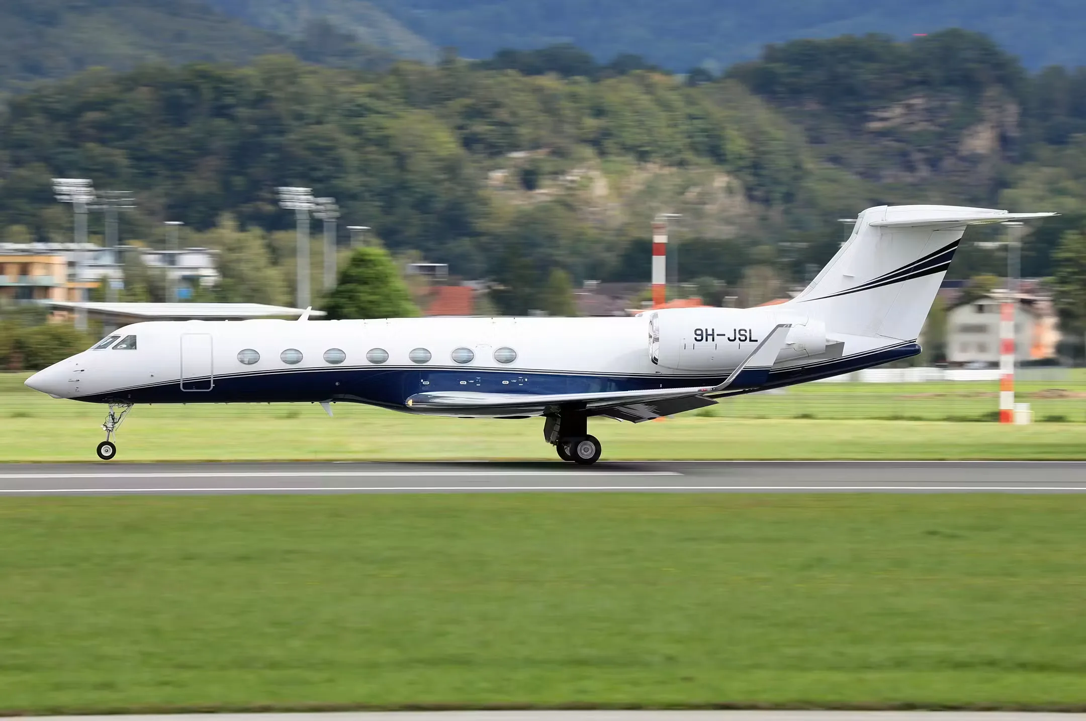 Exterior view of a 2010 Gulfstream G550.