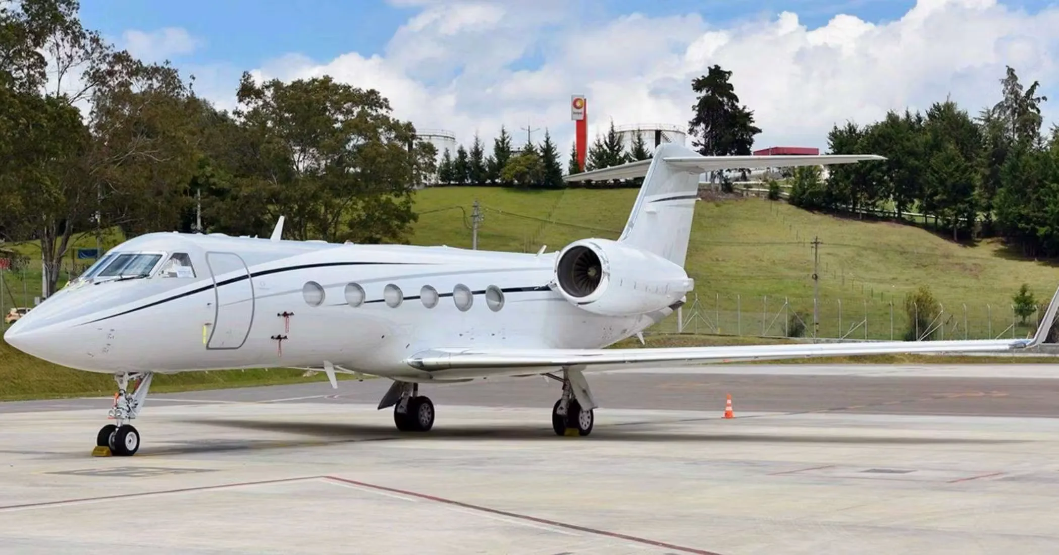 Exterior view of a 2002 Gulfstream GIVSP.