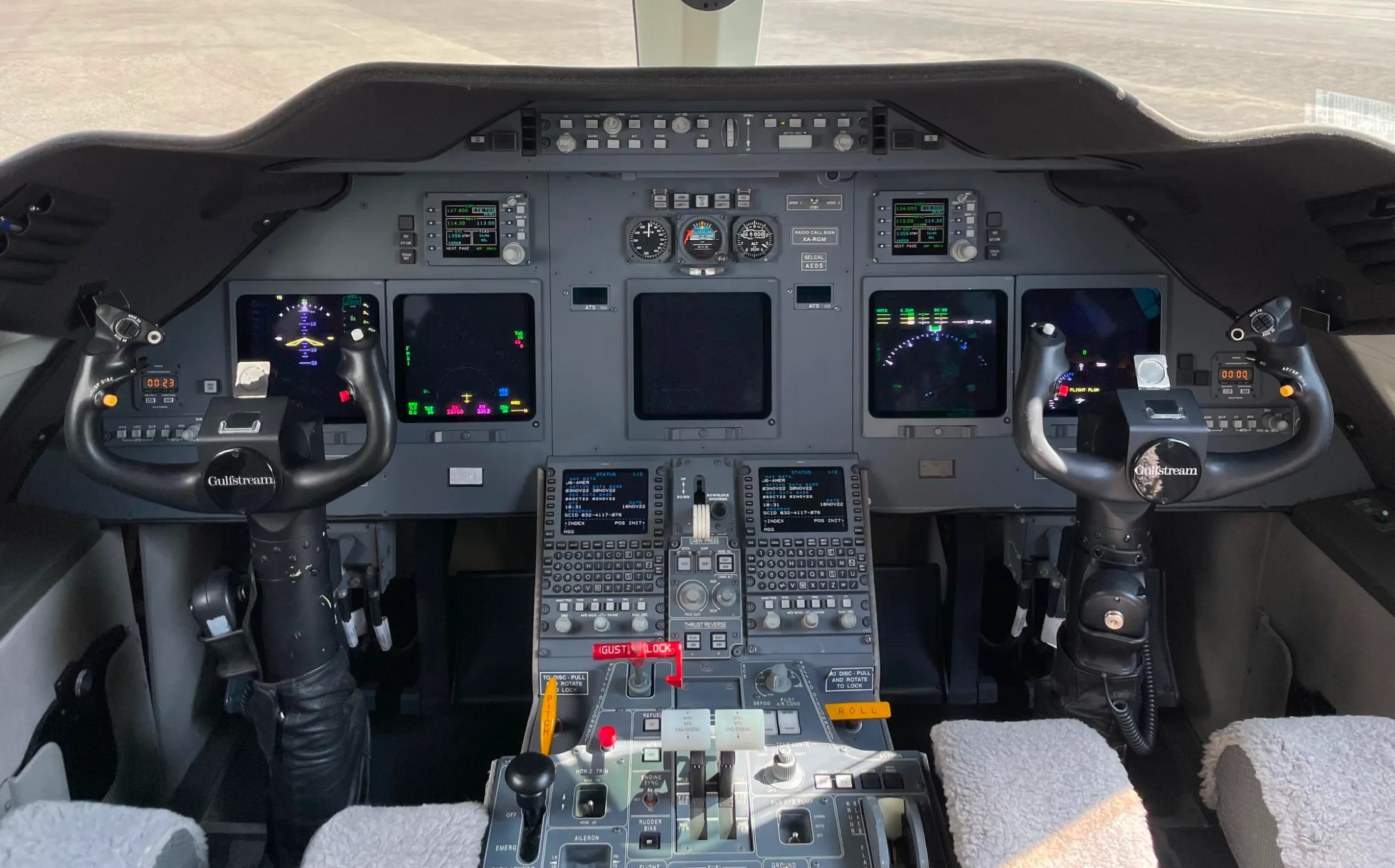 Cockpit and instrument panel of a Gulfstream G200.