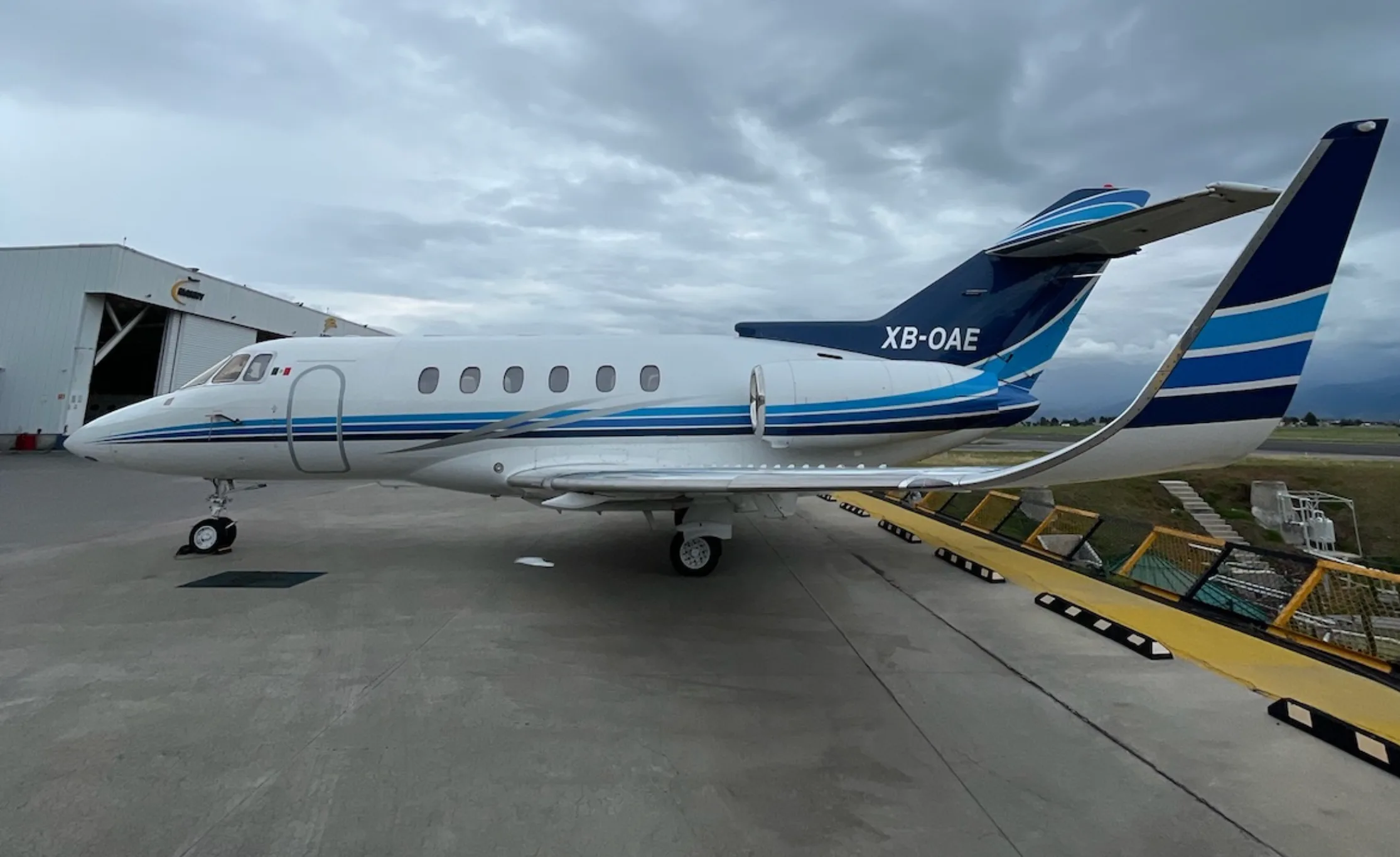 Specification or layout diagram for a Hawker 800XP.
