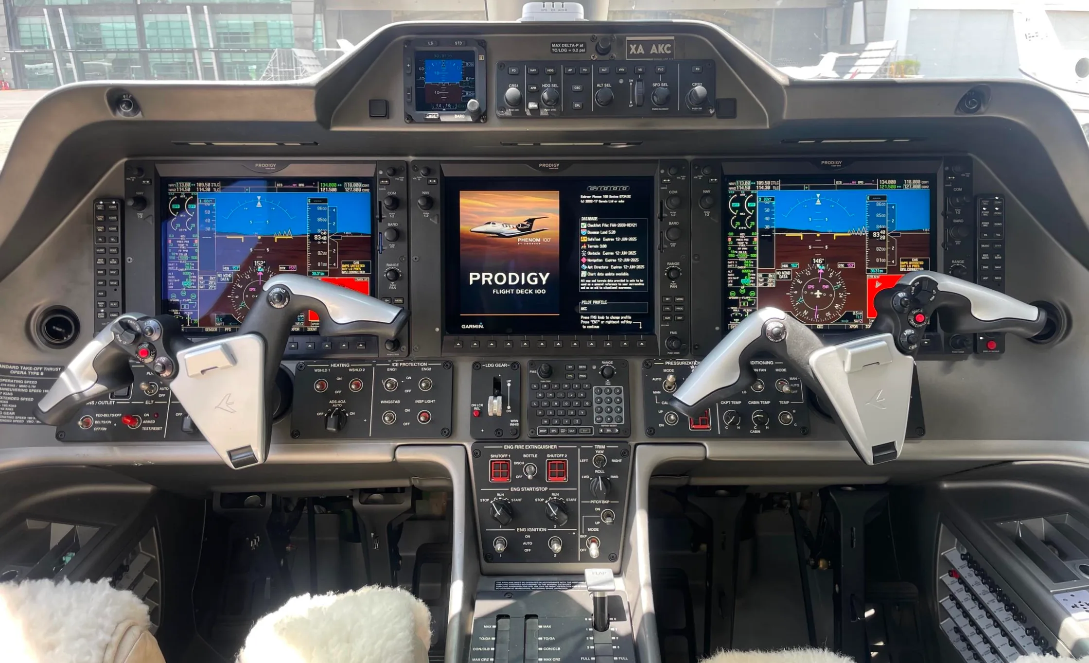 Avionics suite of a Embraer Phenom 100.