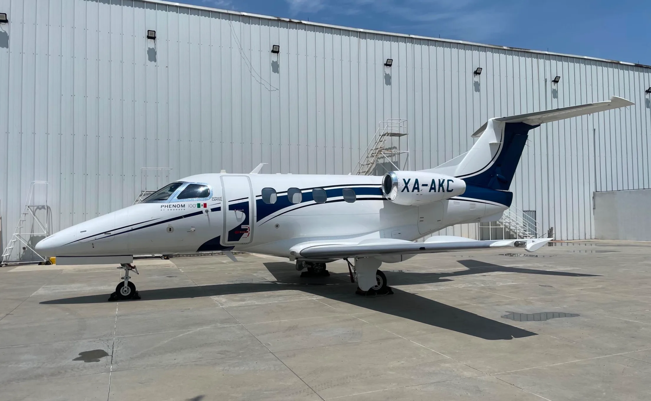 Specification or layout diagram for a Embraer Phenom 100.