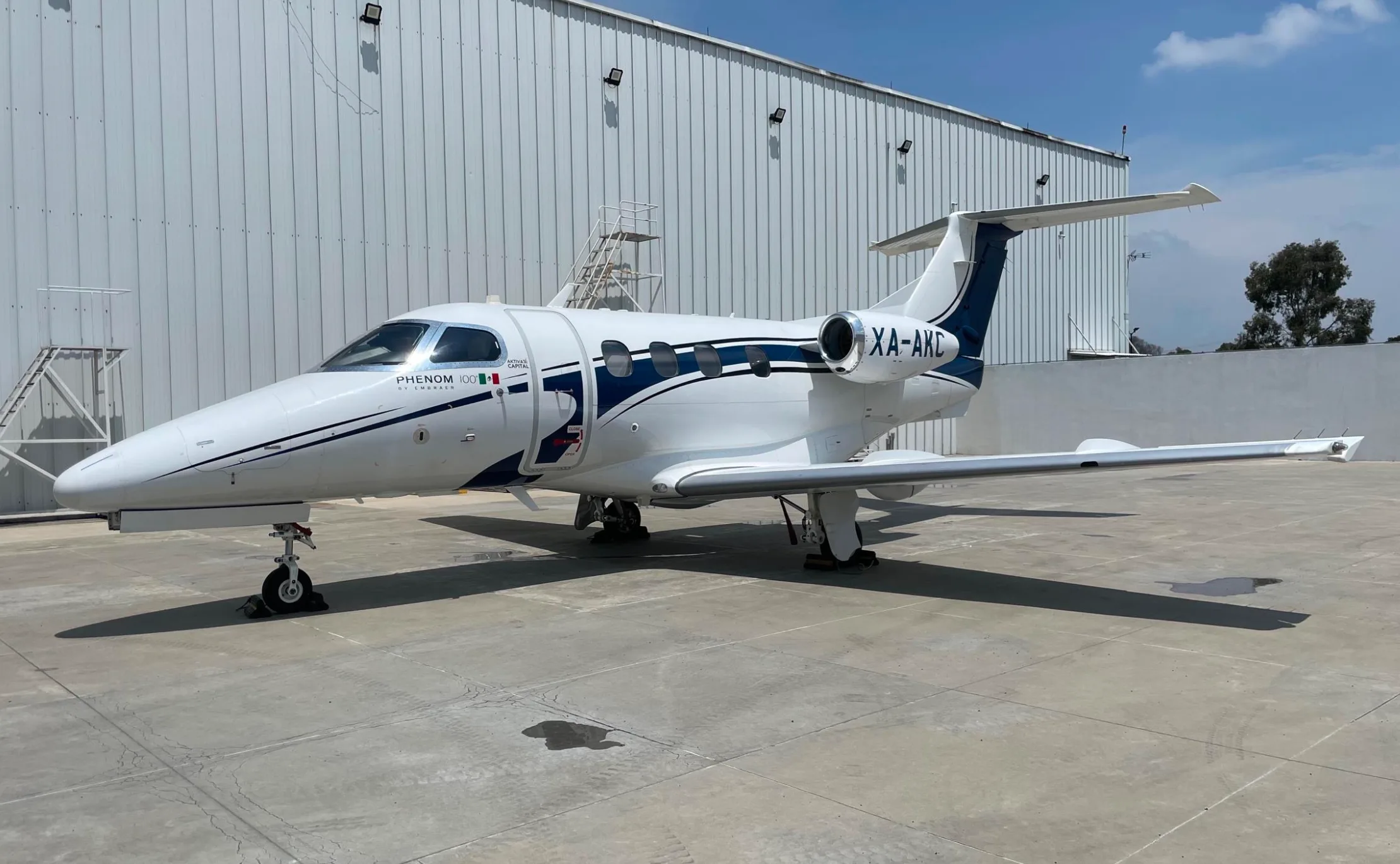 Exterior view of a Embraer Phenom 100, XA-AKC.