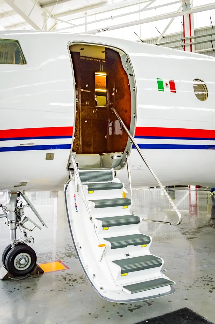 Specification or layout diagram for a Dasault Falcon 900B.