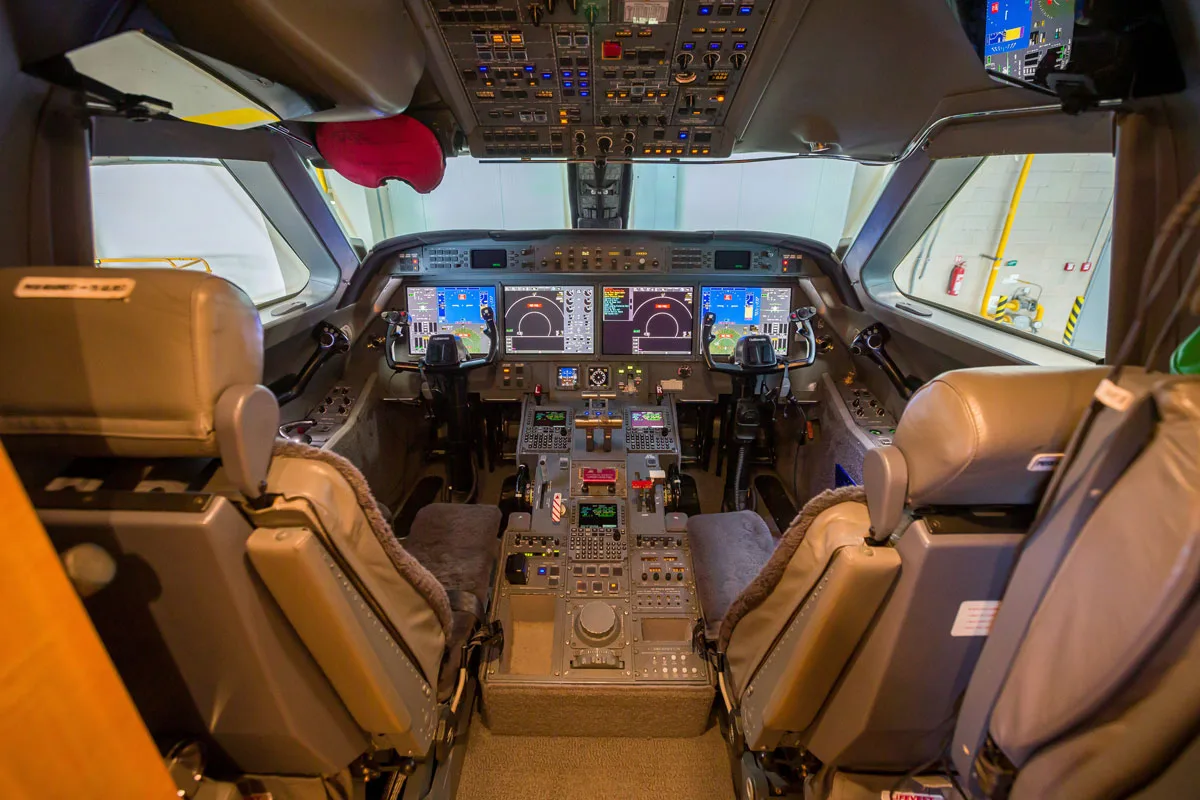 Cockpit and instrument panel of a 2008 Gulfstream G550.