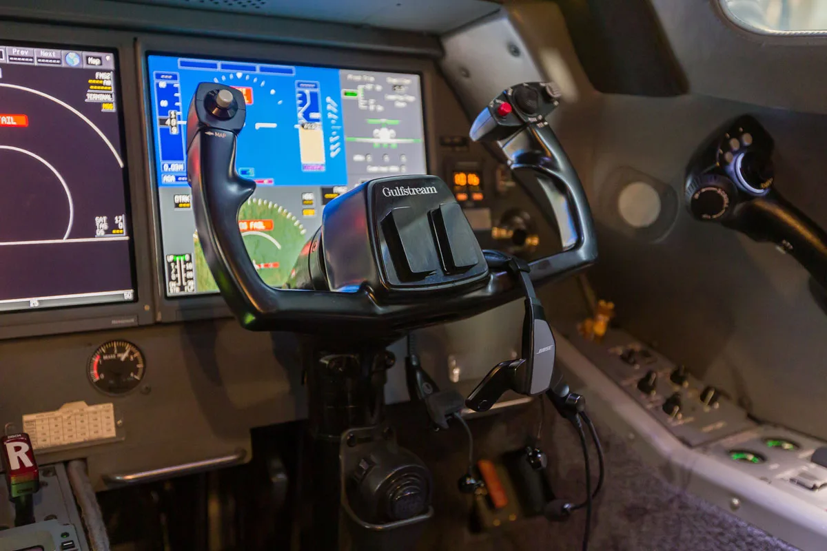 Cockpit and instrument panel of a 2008 Gulfstream G550.